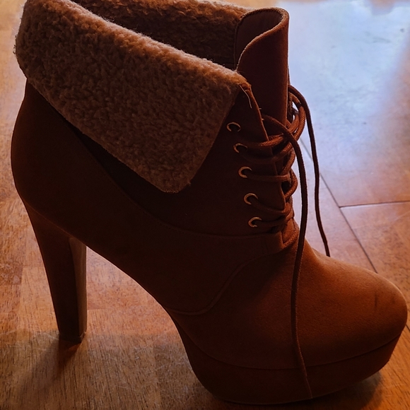 rue 21 etc, fashion high heel lace up ankle boots, size 10, tan with fur trim - Picture 2 of 7